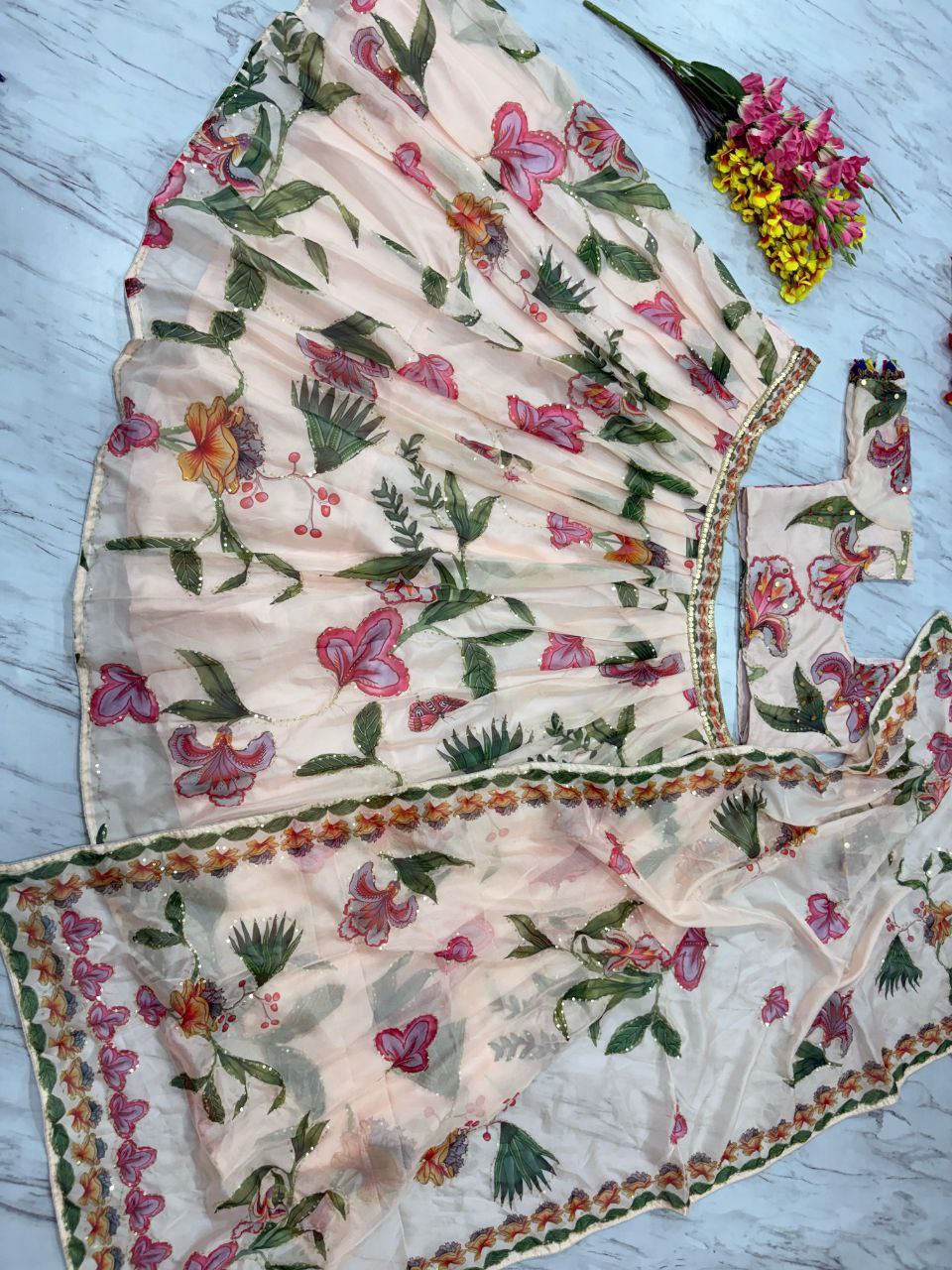Einführung eines 4 Meter ausgestellten Lehenga mit Paillettenstickerei und Cut-Work