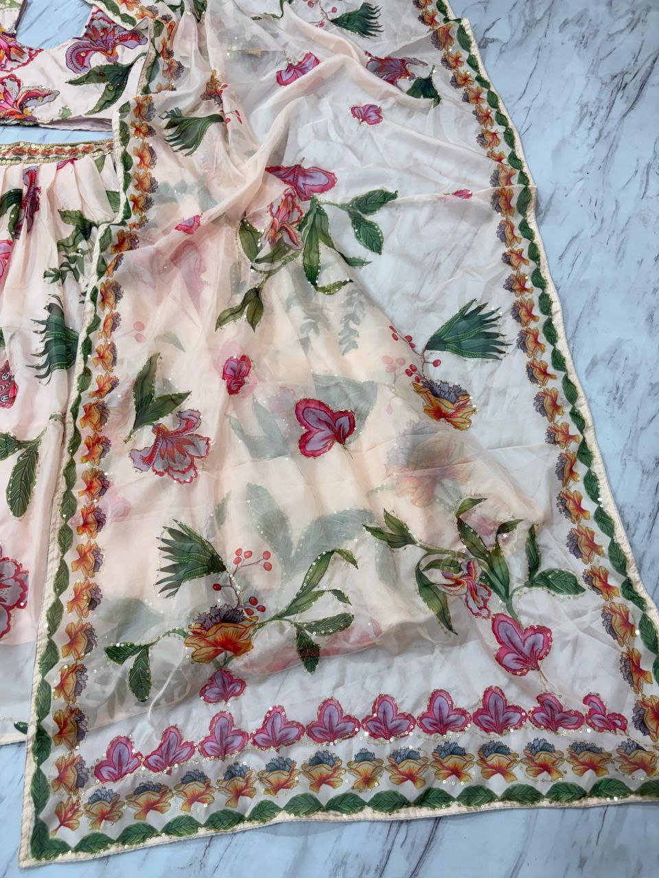 Einführung eines 4 Meter ausgestellten Lehenga mit Paillettenstickerei und Cut-Work