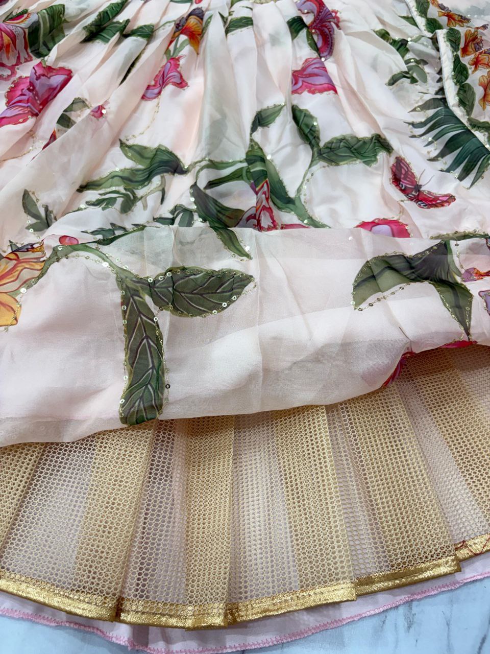 Einführung eines 4 Meter ausgestellten Lehenga mit Paillettenstickerei und Cut-Work