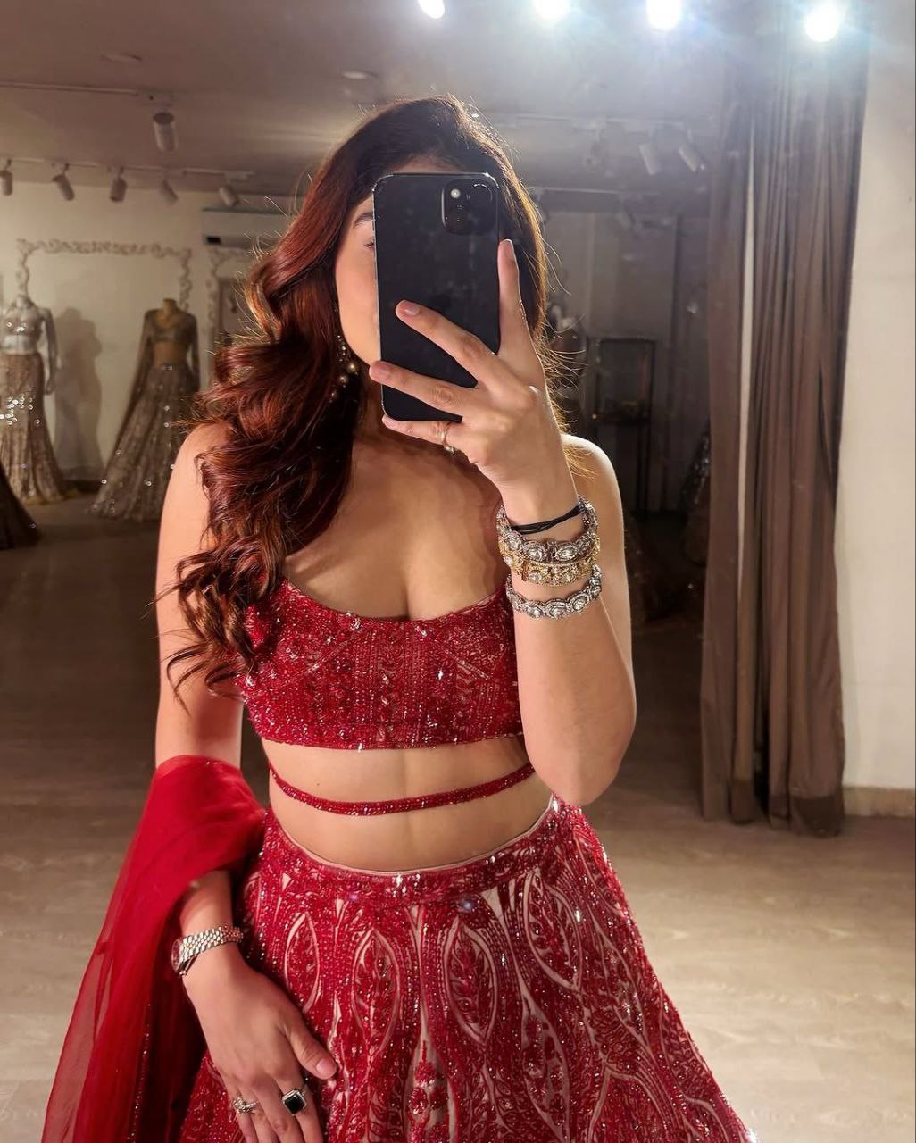 Einführung eines 4 Meter ausgestellten Lehenga mit Paillettenstickerei und Cut-Work