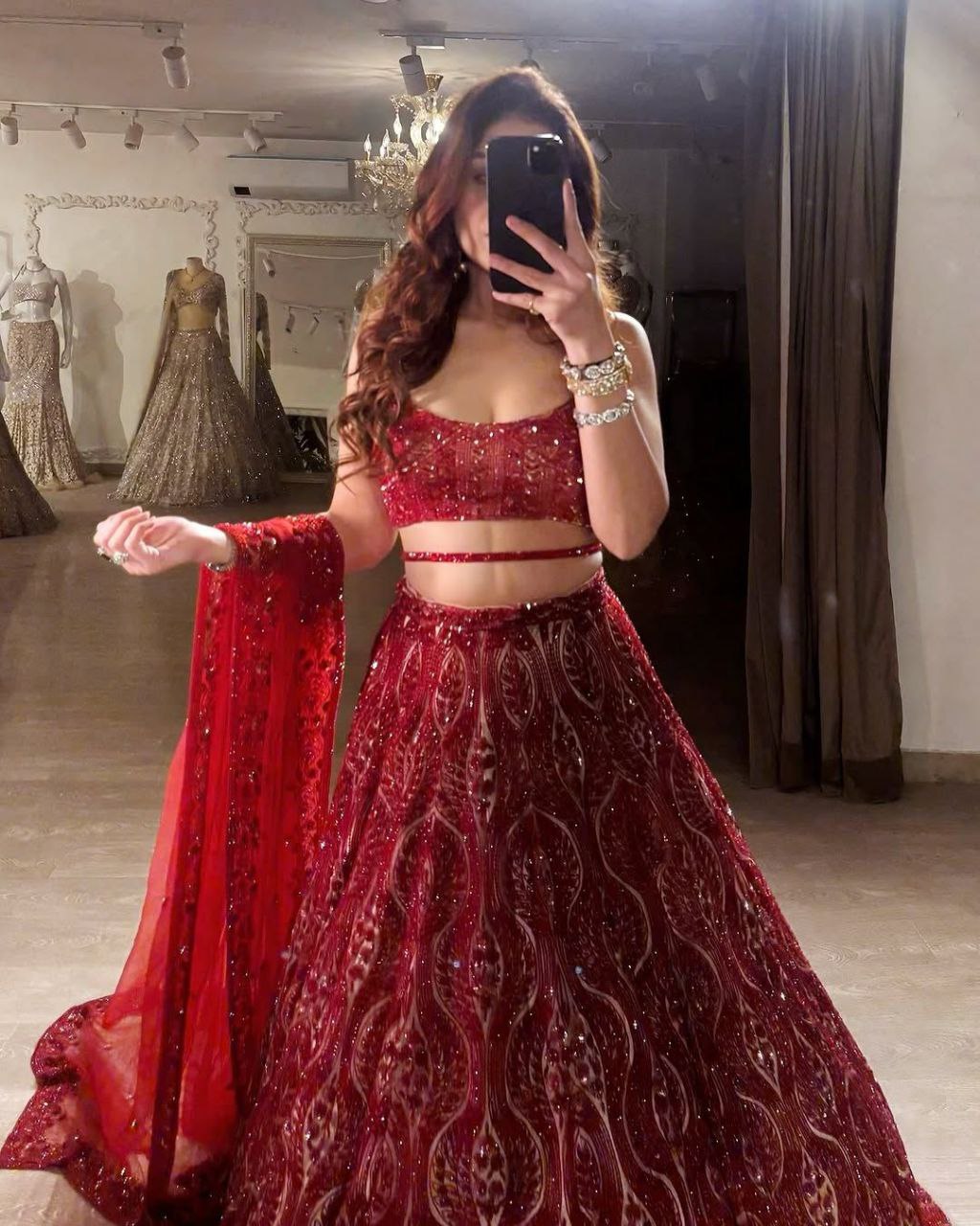 Einführung eines 4 Meter ausgestellten Lehenga mit Paillettenstickerei und Cut-Work