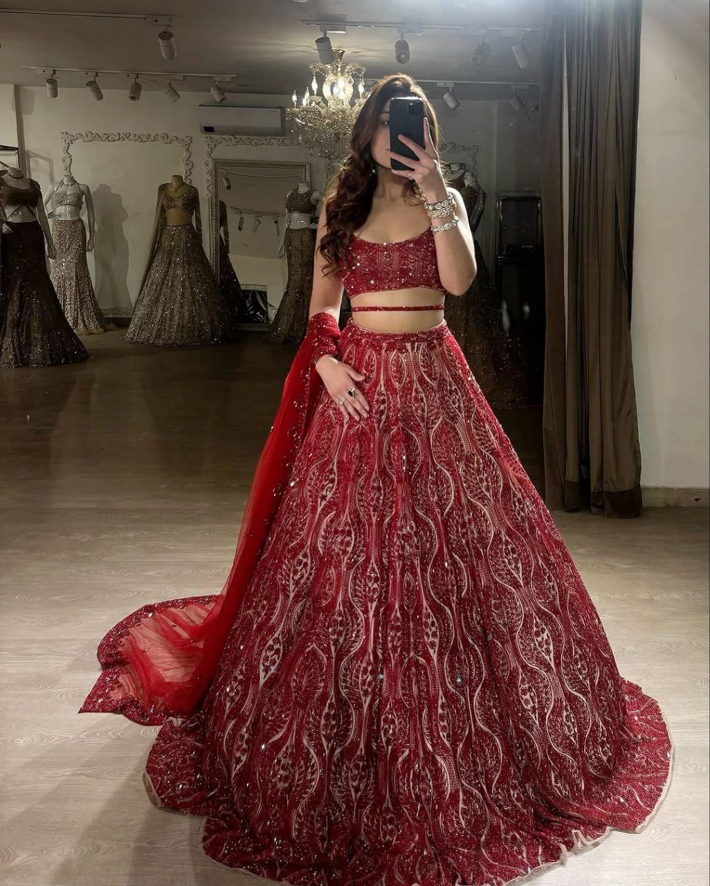 Einführung eines 4 Meter ausgestellten Lehenga mit Paillettenstickerei und Cut-Work