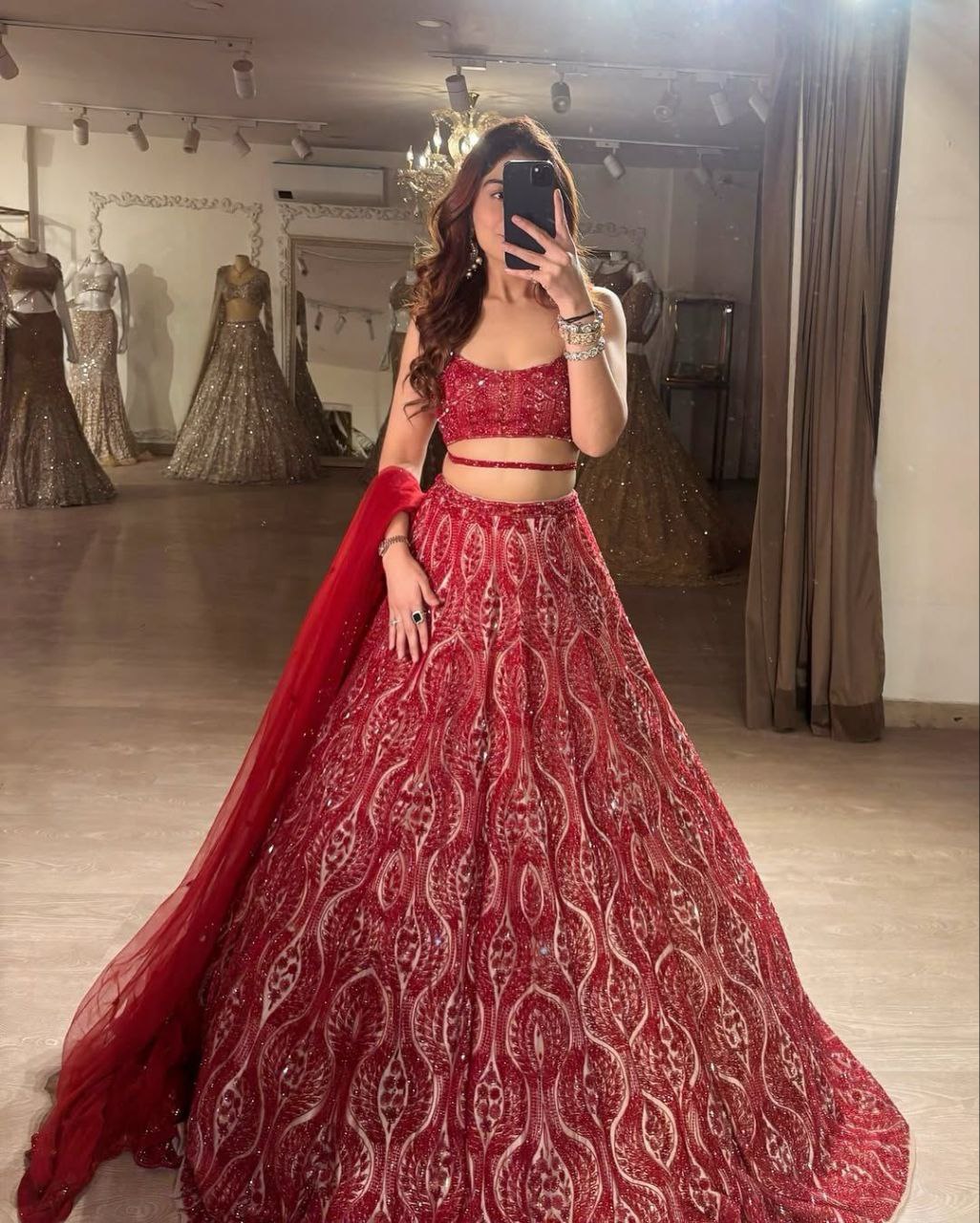 Einführung eines 4 Meter ausgestellten Lehenga mit Paillettenstickerei und Cut-Work