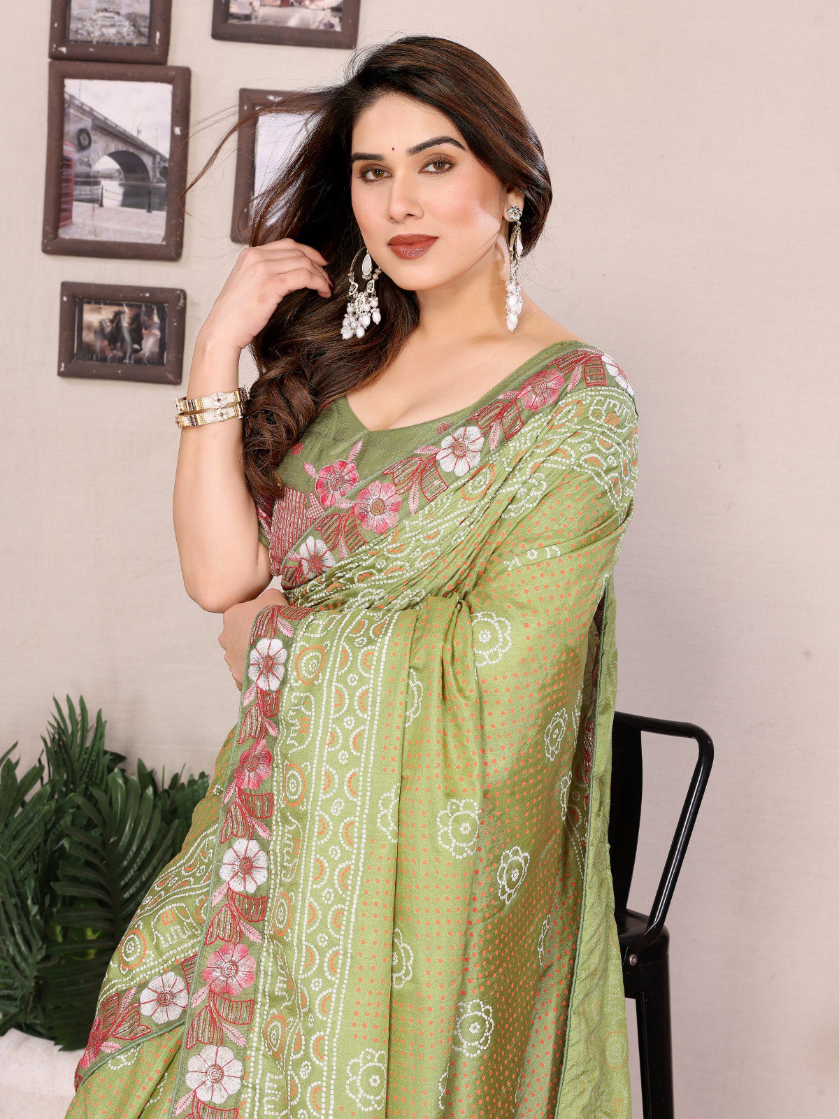 Présentez une nouvelle collection exclusive de saris floraux faits à la main