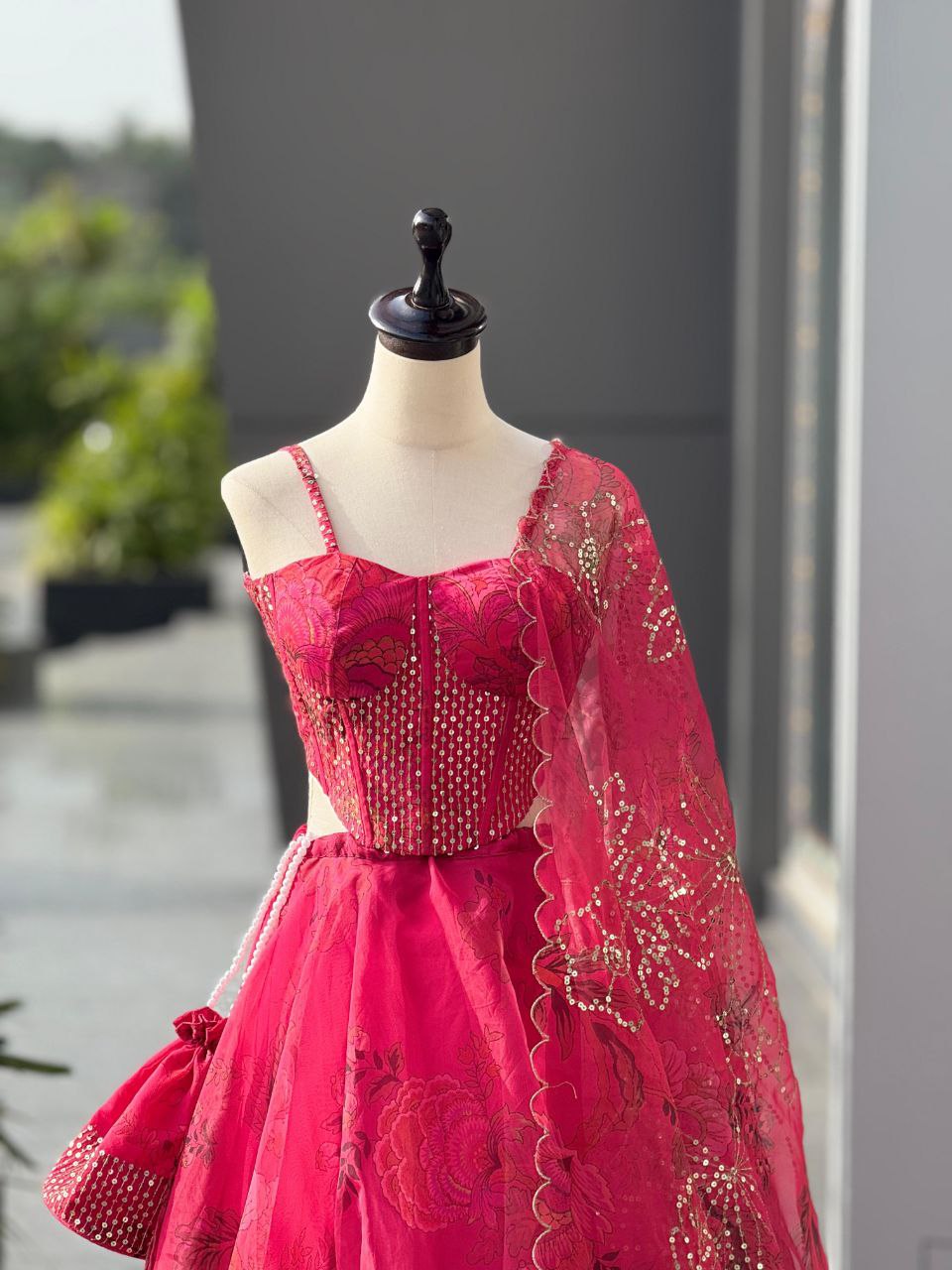 Sehen Sie umwerfend aus in diesem wunderschönen cremefarbenen Lehenga-Set