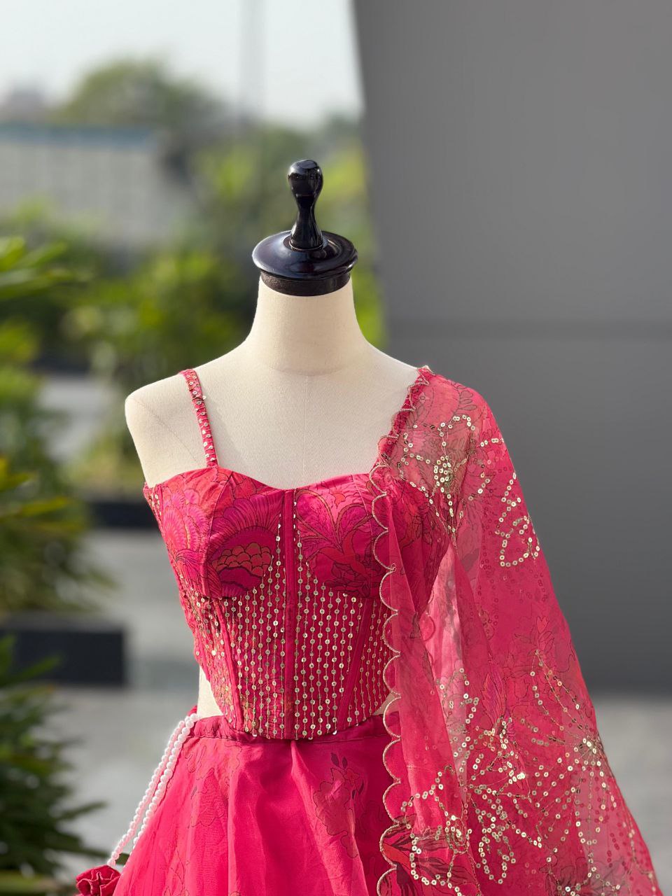 Sehen Sie umwerfend aus in diesem wunderschönen cremefarbenen Lehenga-Set
