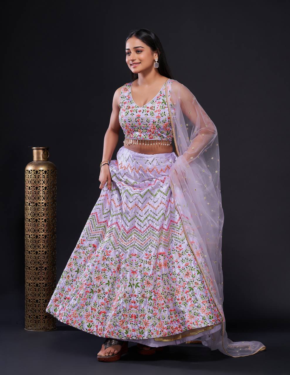 Sehen Sie umwerfend aus in diesem wunderschönen cremefarbenen Lehenga-Set
