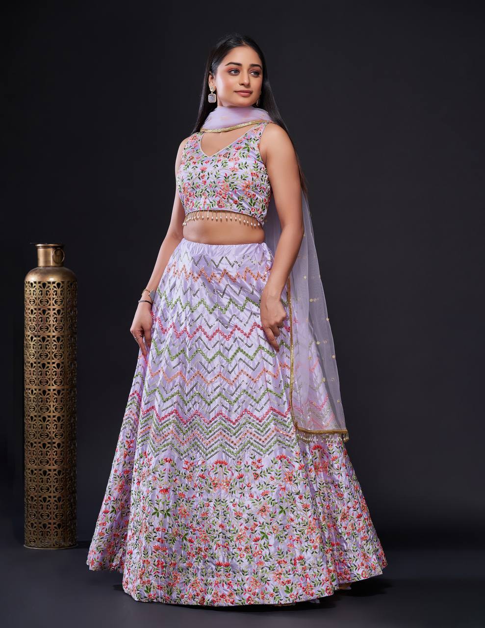 Sehen Sie umwerfend aus in diesem wunderschönen cremefarbenen Lehenga-Set