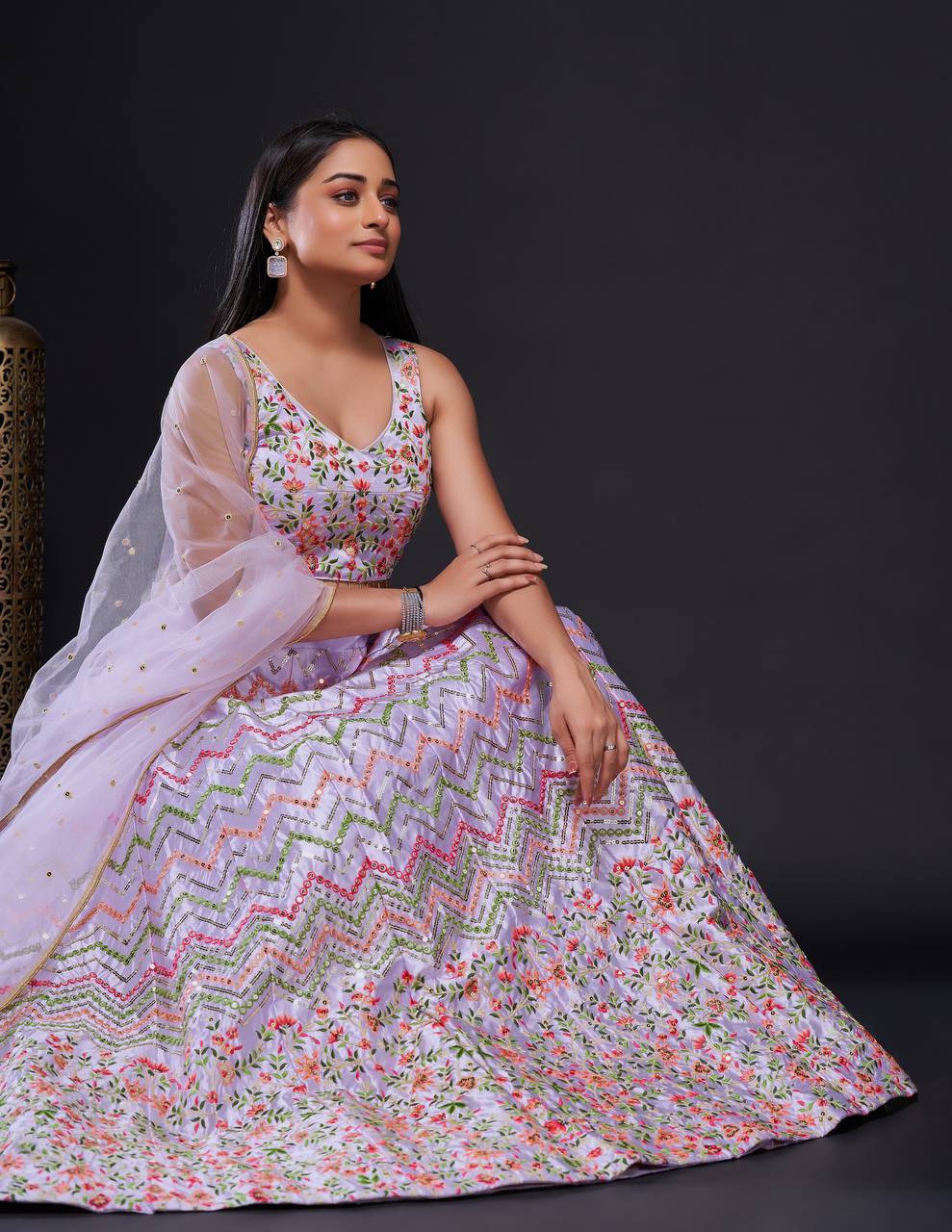 Sehen Sie umwerfend aus in diesem wunderschönen cremefarbenen Lehenga-Set