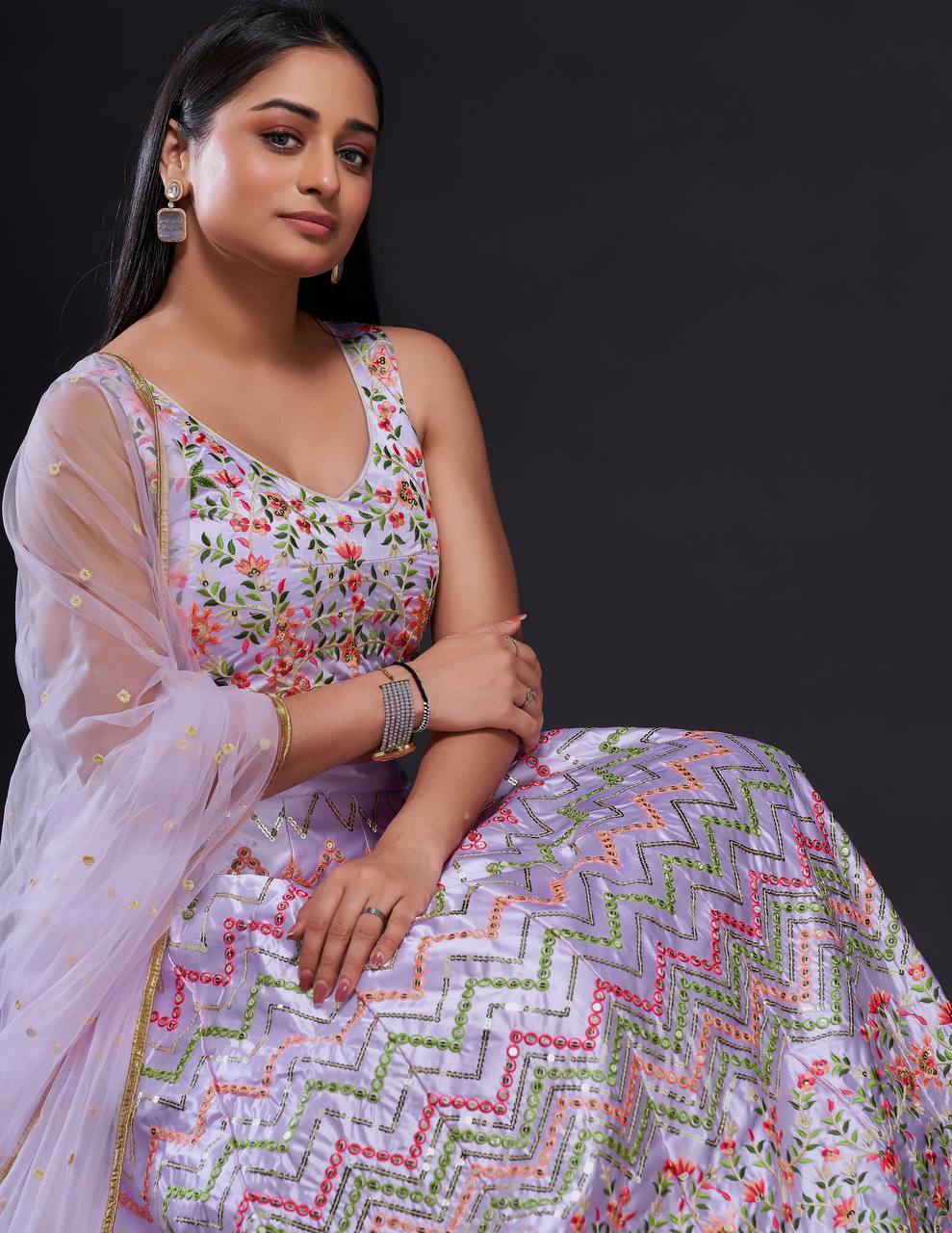 Sehen Sie umwerfend aus in diesem wunderschönen cremefarbenen Lehenga-Set