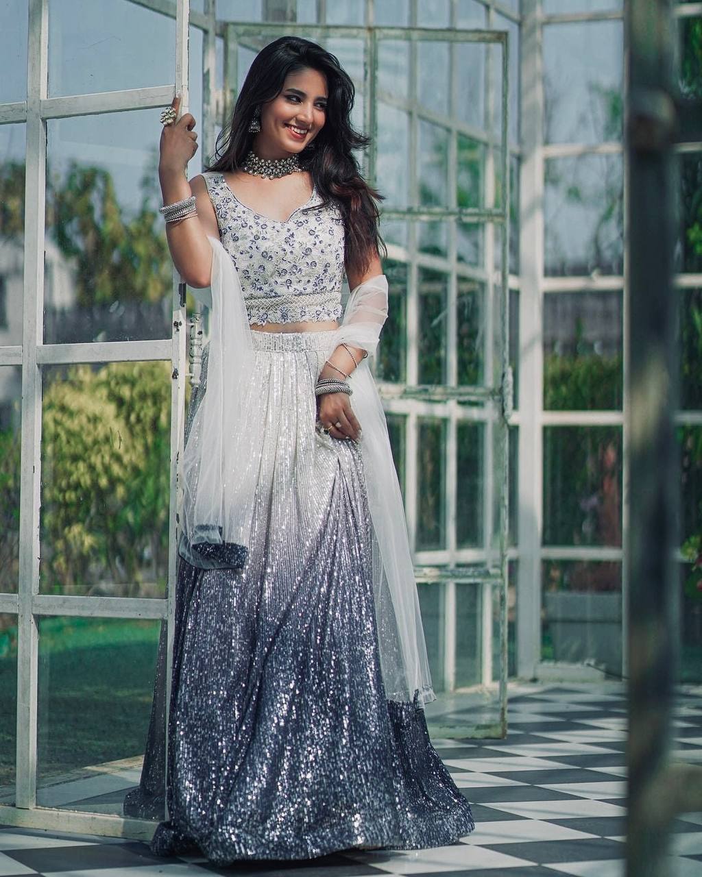 Einführung eines 4 Meter ausgestellten Lehenga mit Paillettenstickerei und Cut-Work
