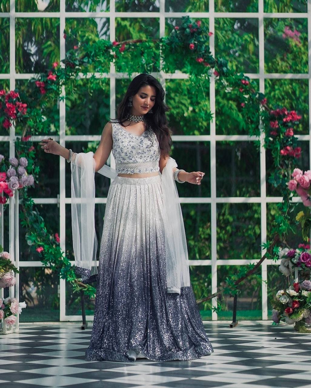 Einführung eines 4 Meter ausgestellten Lehenga mit Paillettenstickerei und Cut-Work