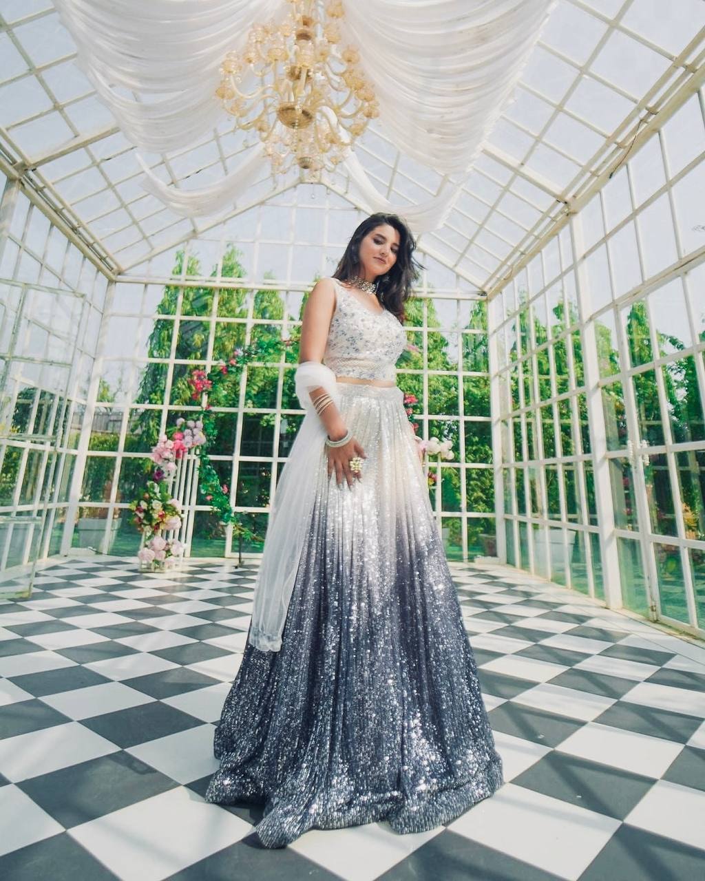 Einführung eines 4 Meter ausgestellten Lehenga mit Paillettenstickerei und Cut-Work