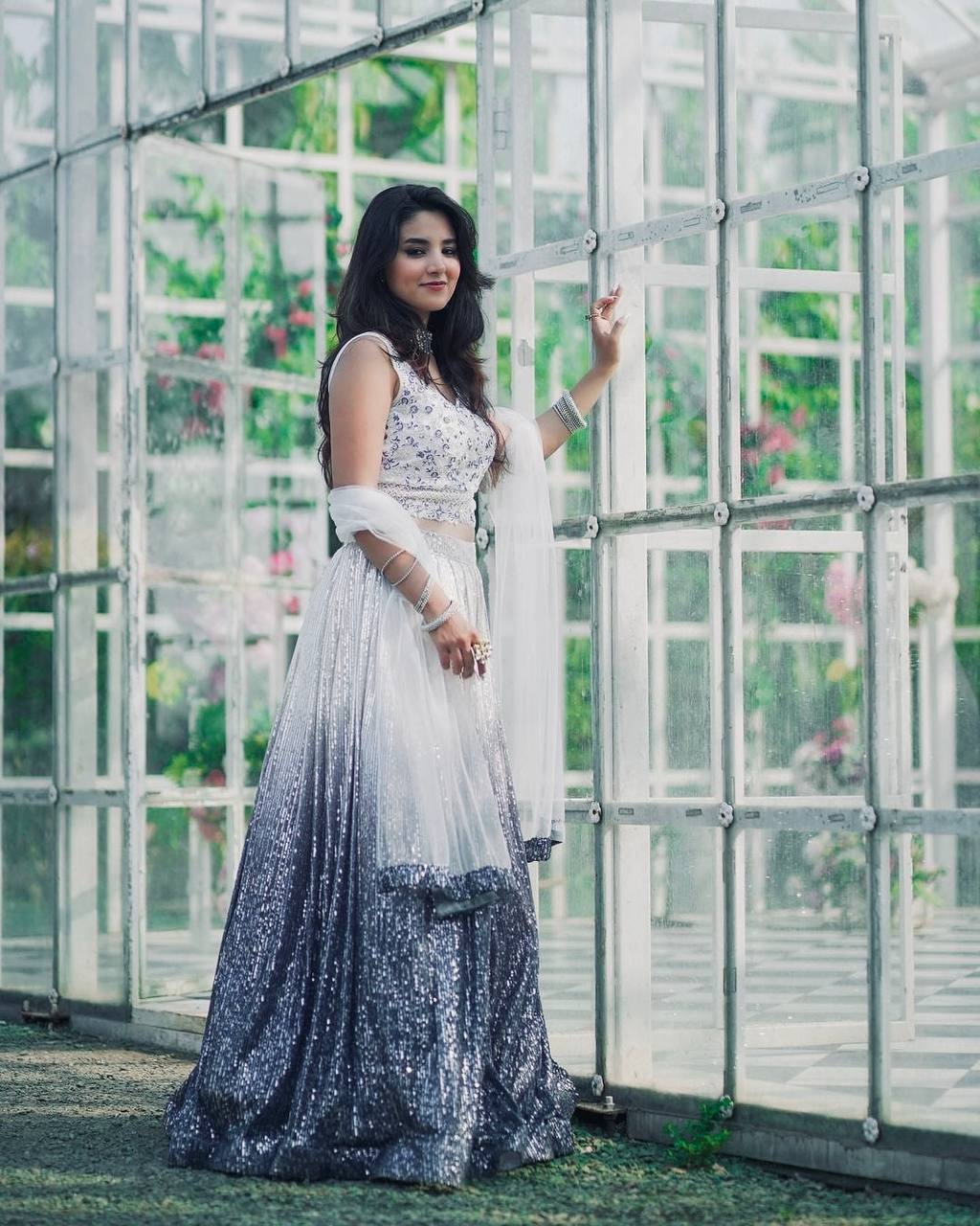 Einführung eines 4 Meter ausgestellten Lehenga mit Paillettenstickerei und Cut-Work