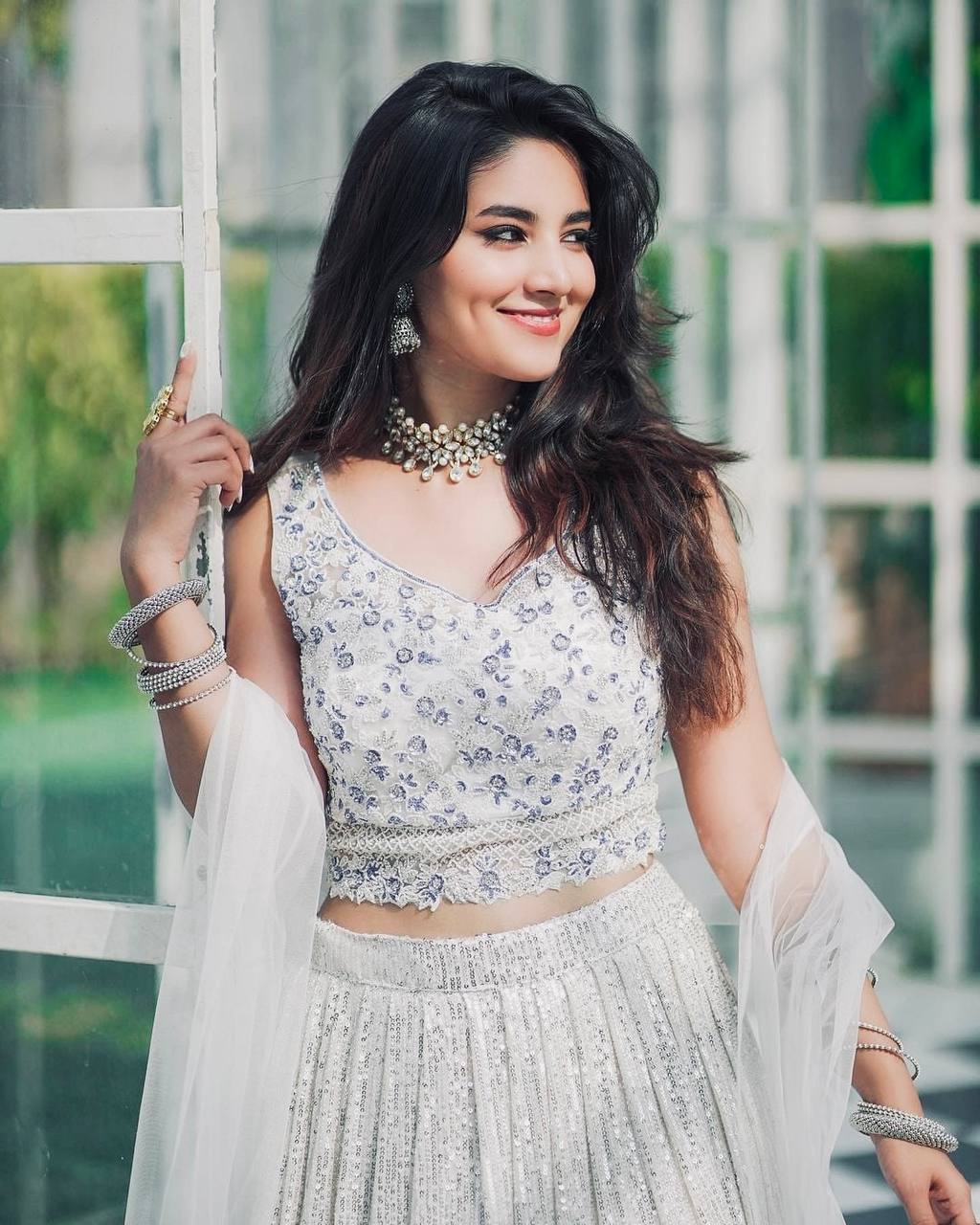 Einführung eines 4 Meter ausgestellten Lehenga mit Paillettenstickerei und Cut-Work