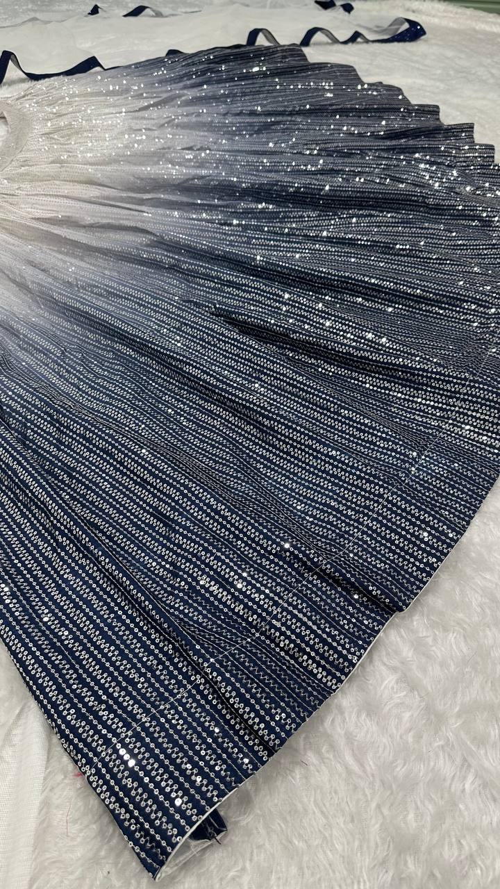 Einführung eines 4 Meter ausgestellten Lehenga mit Paillettenstickerei und Cut-Work