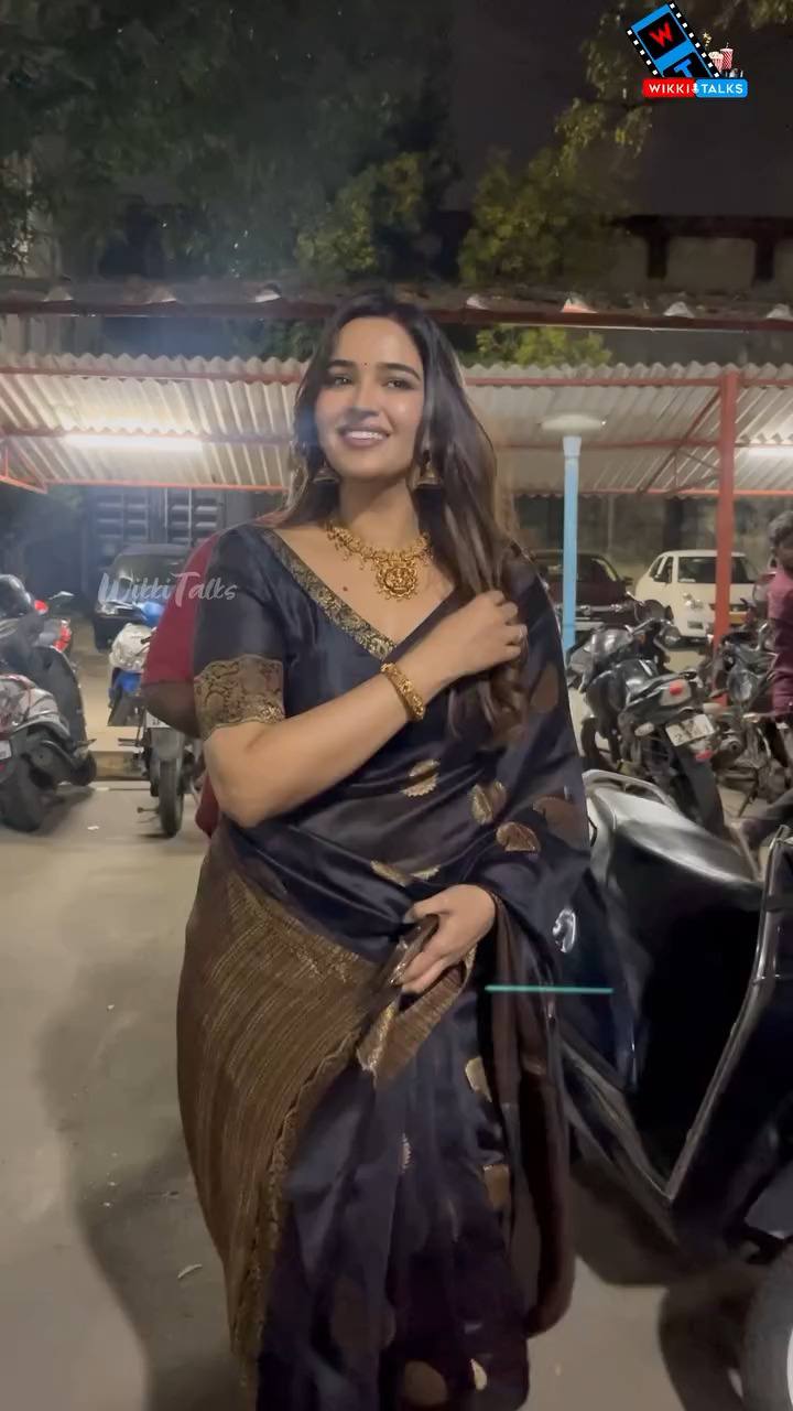 Sari en georgette avec un travail de zari sur toute la surface et un sari multi-broderie