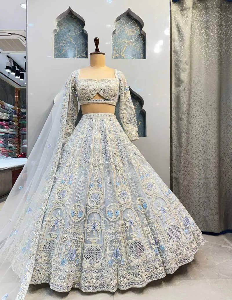 Einführung eines 4 Meter ausgestellten Lehenga mit Paillettenstickerei und Cut-Work