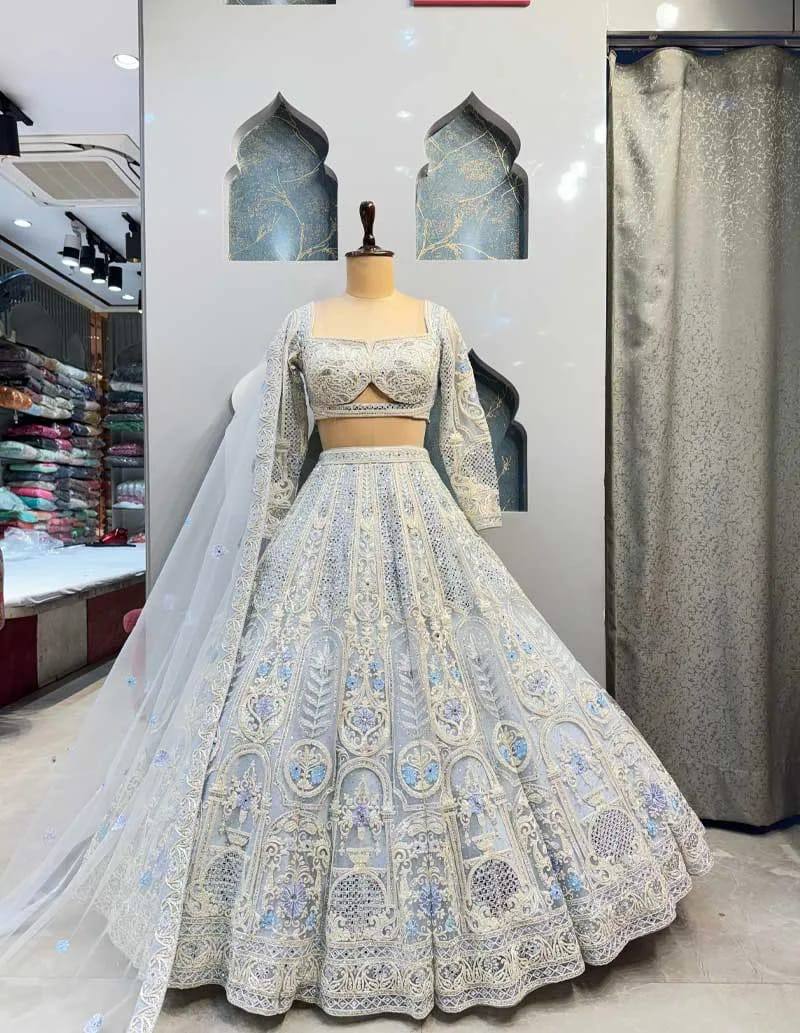 Einführung eines 4 Meter ausgestellten Lehenga mit Paillettenstickerei und Cut-Work