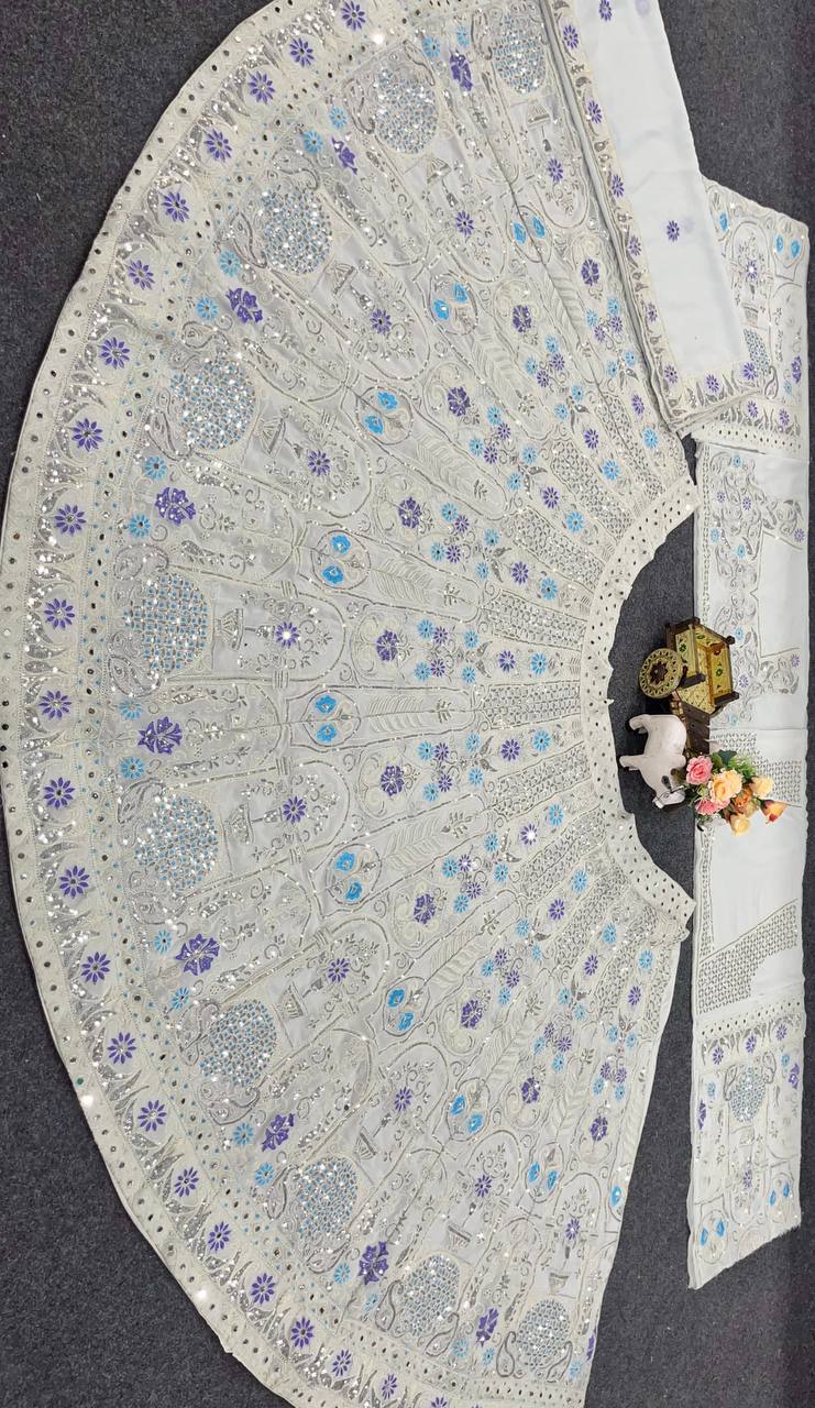 Einführung eines 4 Meter ausgestellten Lehenga mit Paillettenstickerei und Cut-Work