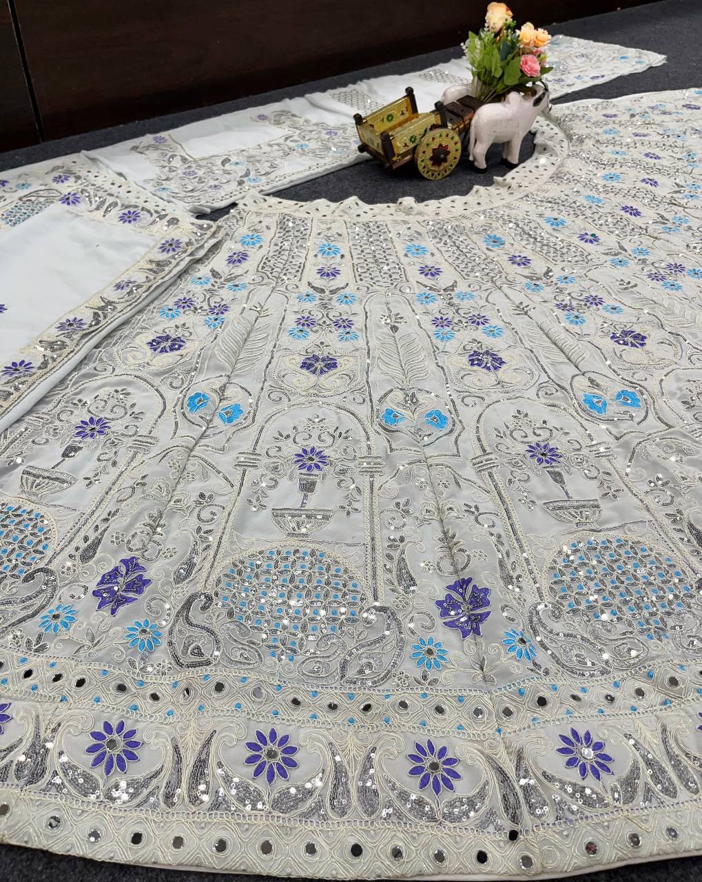 Einführung eines 4 Meter ausgestellten Lehenga mit Paillettenstickerei und Cut-Work
