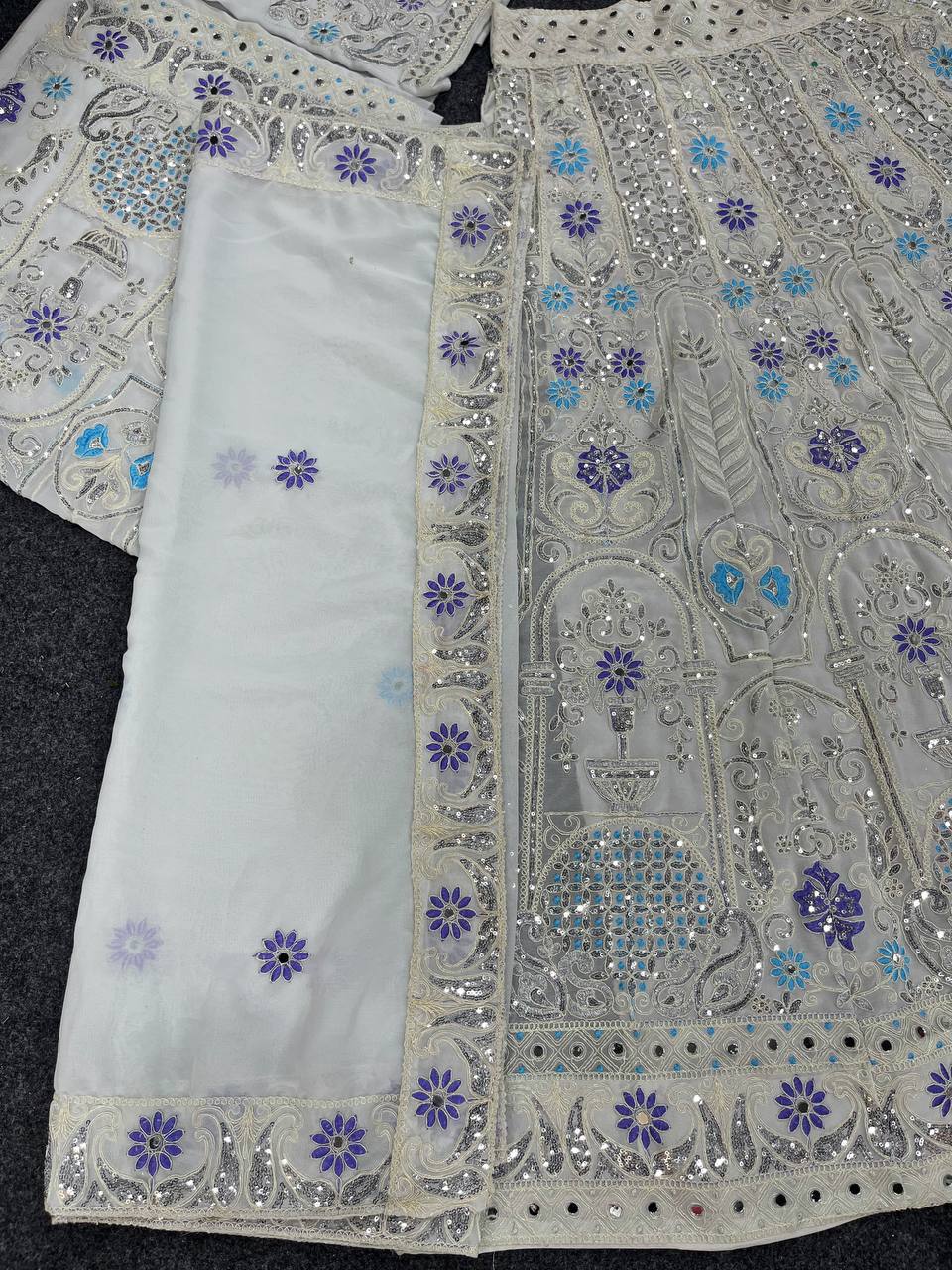 Einführung eines 4 Meter ausgestellten Lehenga mit Paillettenstickerei und Cut-Work