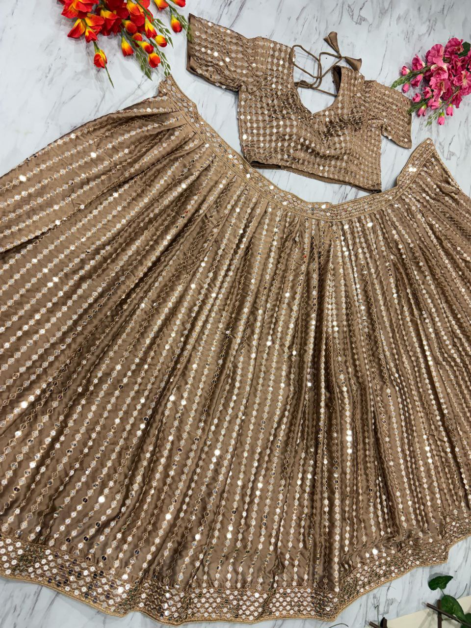 Feiern Sie den Charme der indischen Kultur mit diesem wunderschönen Lehenga-Set