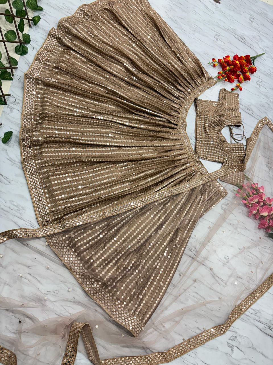 Feiern Sie den Charme der indischen Kultur mit diesem wunderschönen Lehenga-Set