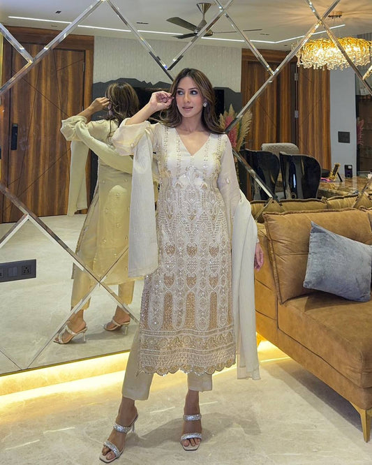 PLATEAU DE TRAVAIL ET PANT BRODÉS EN SÉQUENCE DE FAUSSE GEORGETTE FANTAISIE SOUHAITABLE