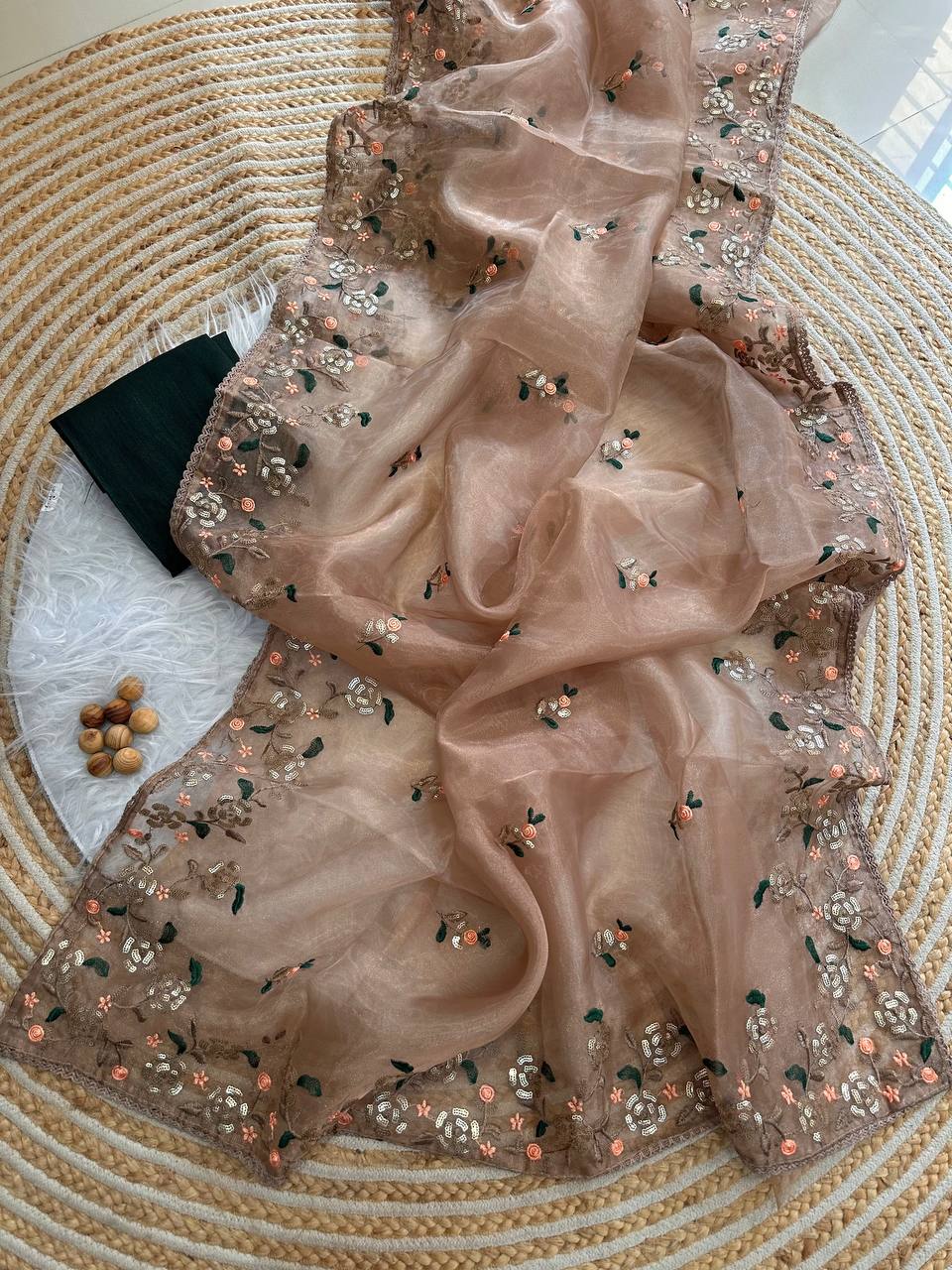 Sari brodé en pure soie Rangoli avec codage 3 mm c pallu