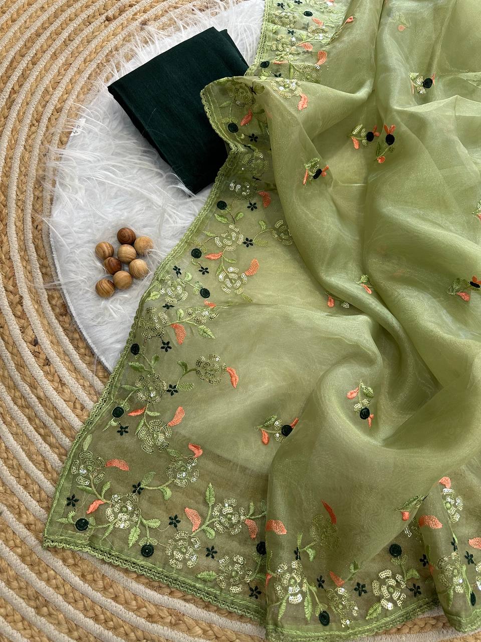 Sari brodé en pure soie Rangoli avec codage 3 mm c pallu