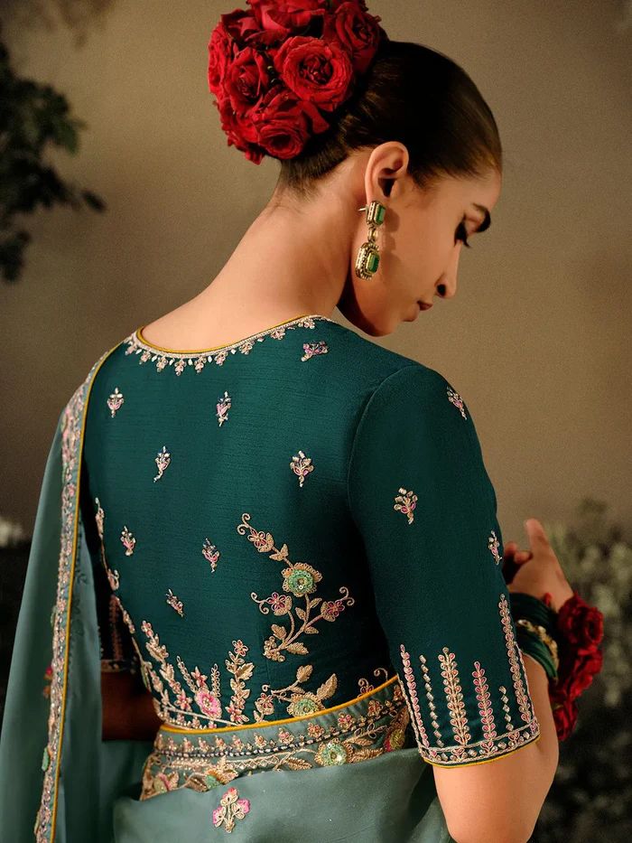 Présentez une nouvelle collection exclusive de saris floraux faits à la main