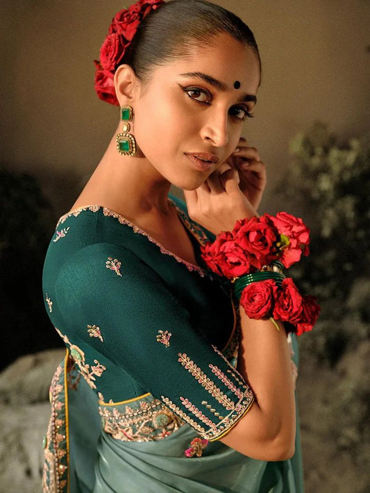 Présentez une nouvelle collection exclusive de saris floraux faits à la main