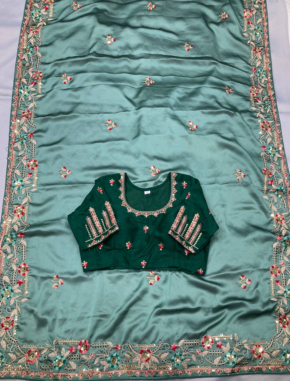 Présentez une nouvelle collection exclusive de saris floraux faits à la main