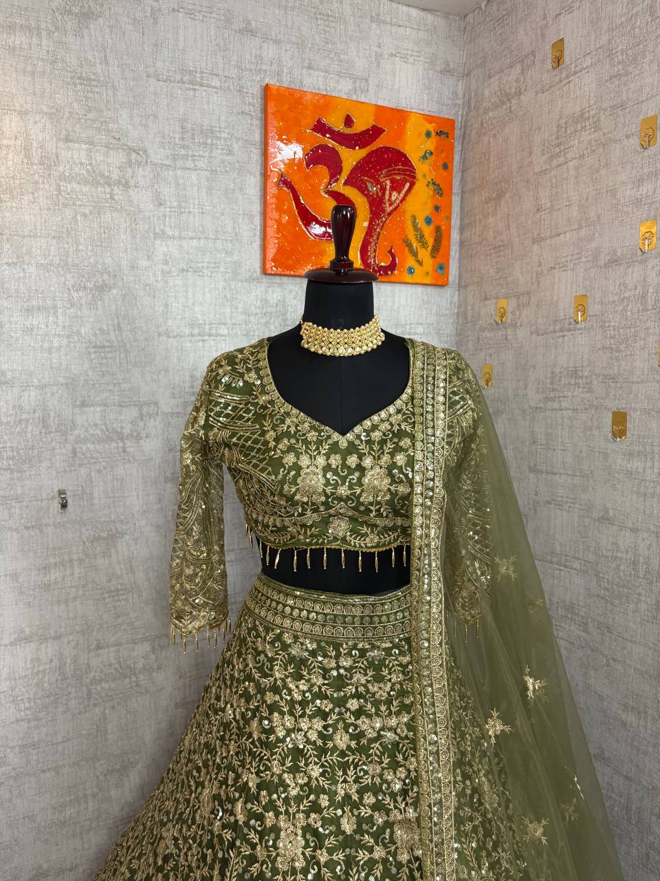 Sehen Sie umwerfend aus in diesem wunderschönen cremefarbenen Lehenga-Set