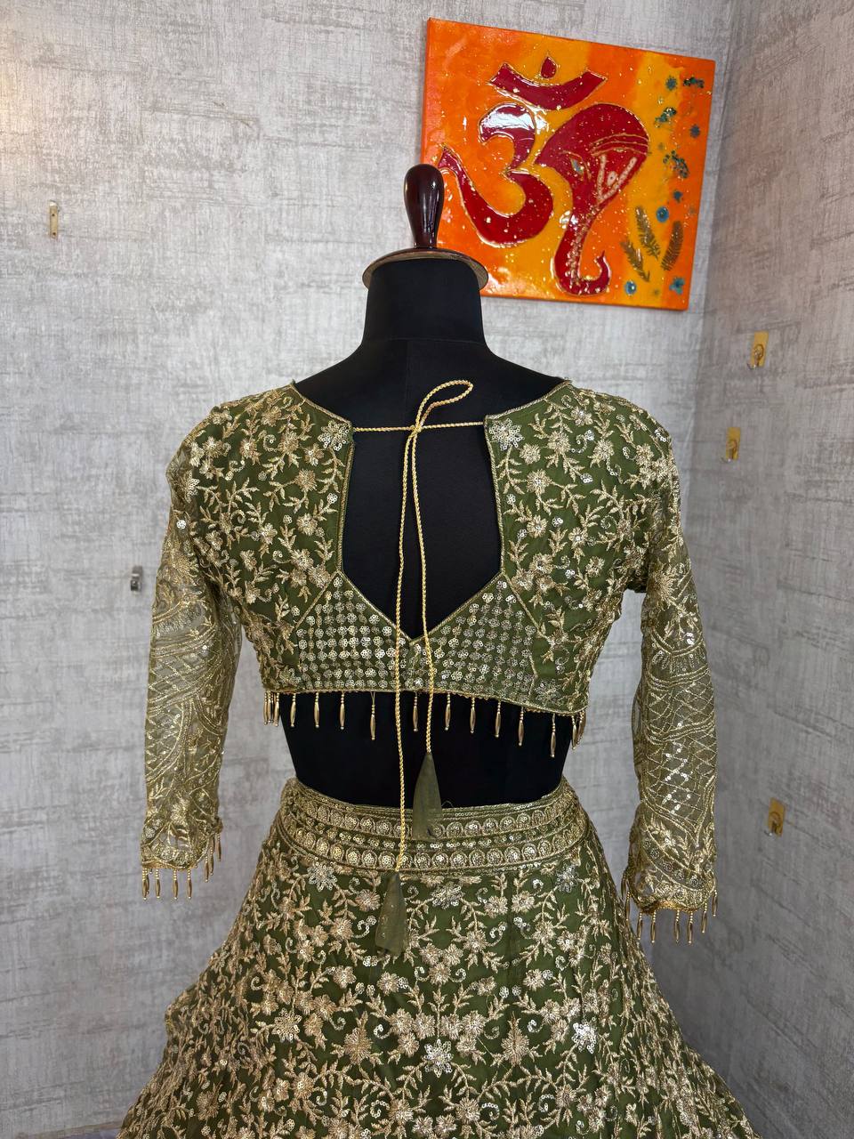 Sehen Sie umwerfend aus in diesem wunderschönen cremefarbenen Lehenga-Set