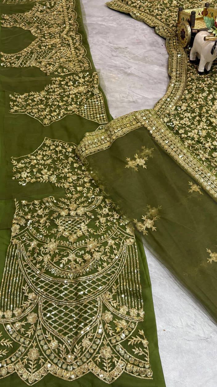 Sehen Sie umwerfend aus in diesem wunderschönen cremefarbenen Lehenga-Set