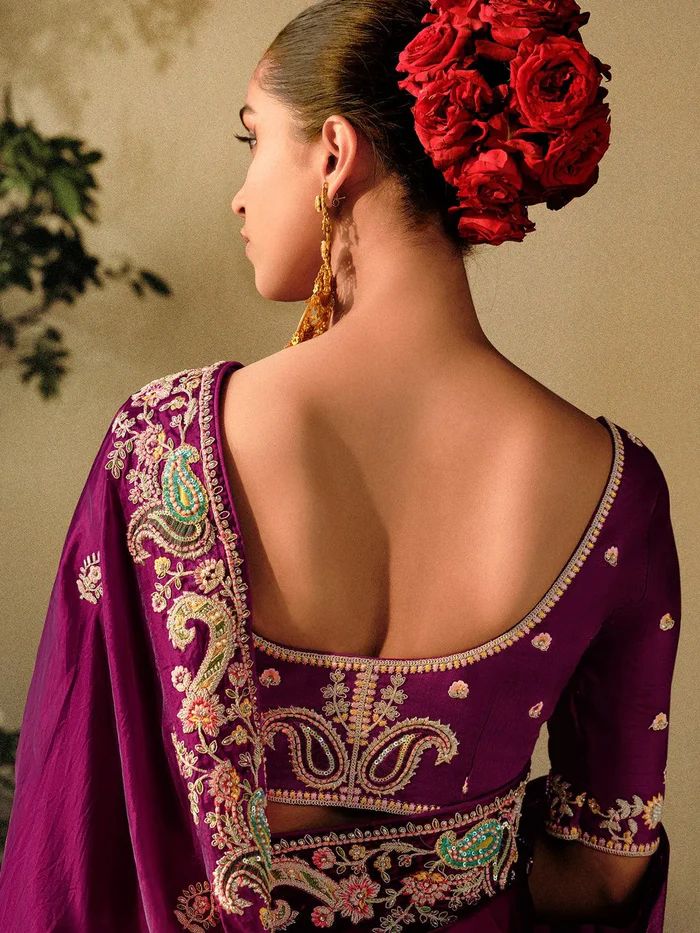 Présentez une nouvelle collection exclusive de saris floraux faits à la main