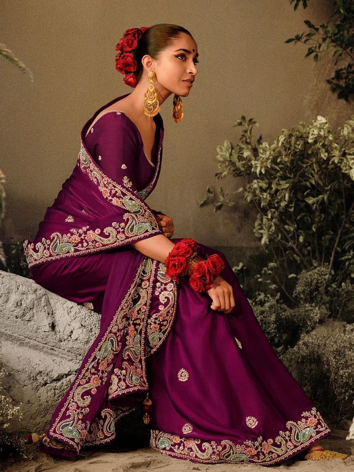 Présentez une nouvelle collection exclusive de saris floraux faits à la main