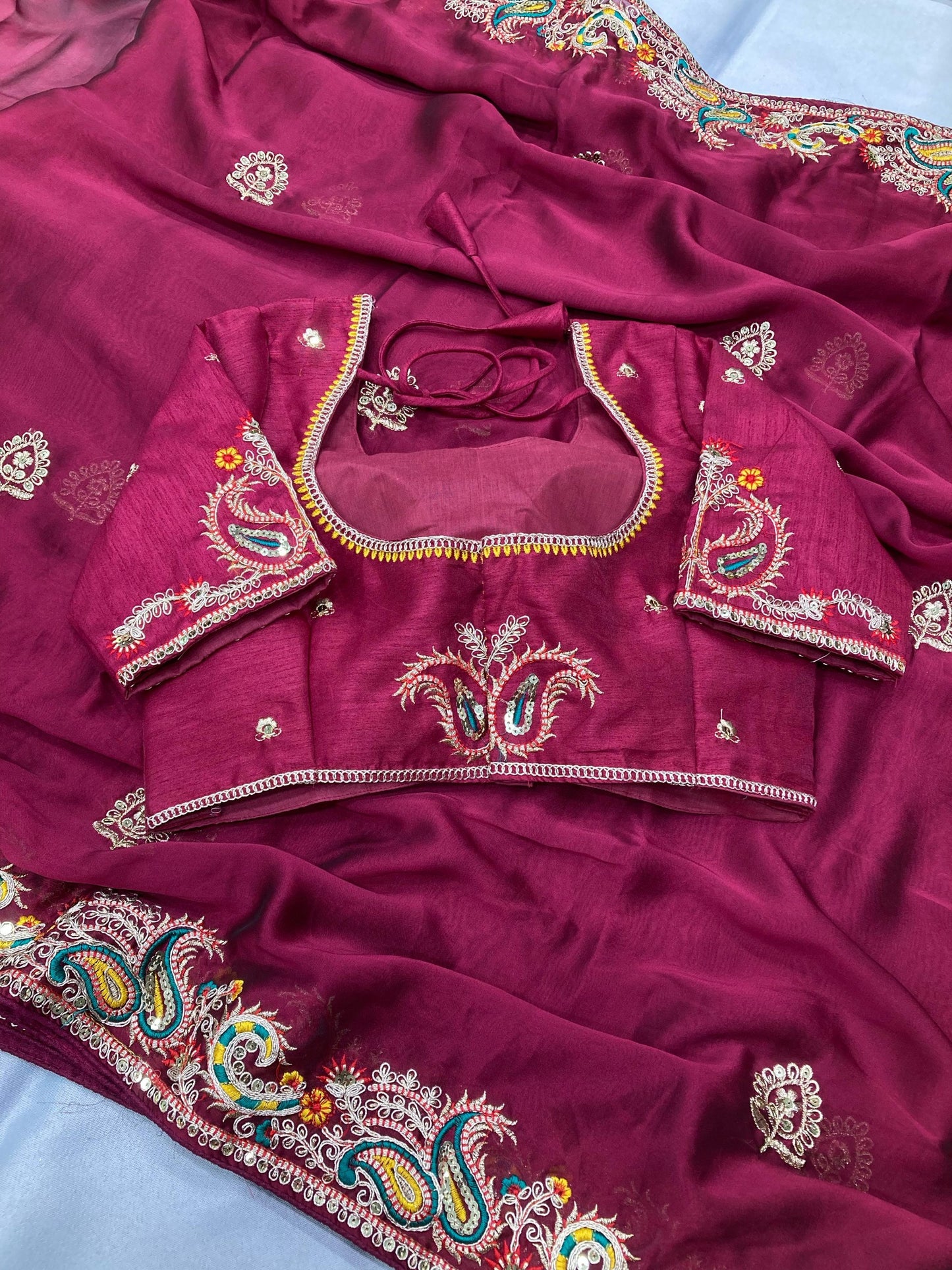 Présentez une nouvelle collection exclusive de saris floraux faits à la main