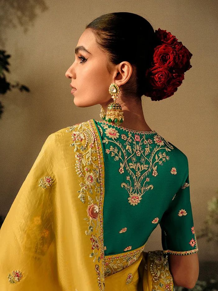 Présentez une nouvelle collection exclusive de saris floraux faits à la main