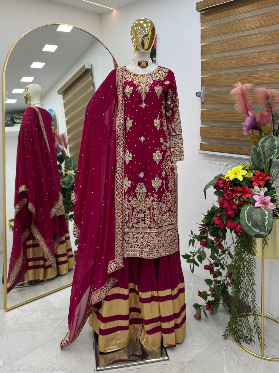 Kleid aus Georgette-Imitat mit üppiger Paillettenstickerei