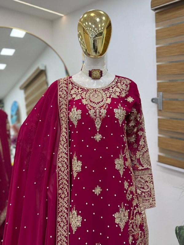 Kleid aus Georgette-Imitat mit üppiger Paillettenstickerei