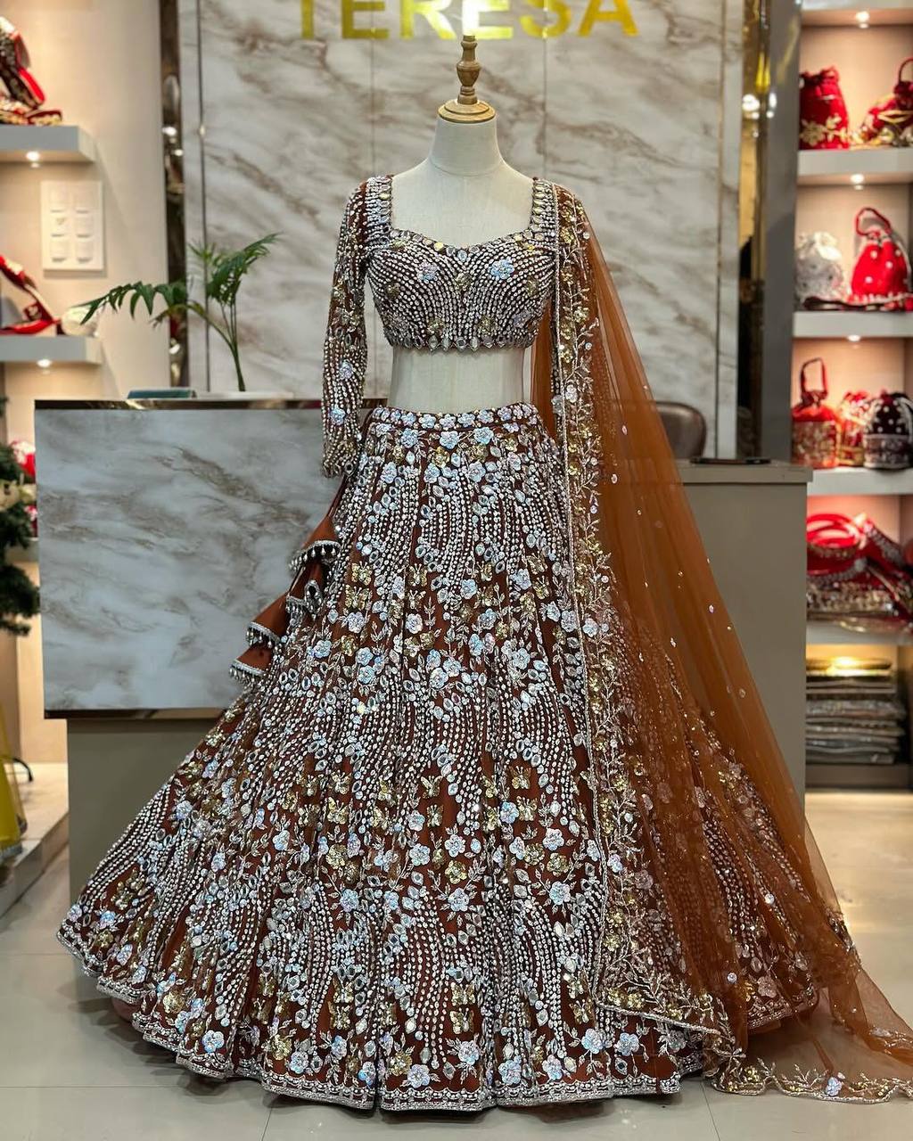 Einführung eines 4 Meter ausgestellten Lehenga mit Paillettenstickerei und Cut-Work