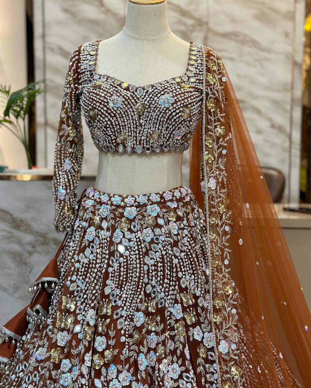 Einführung eines 4 Meter ausgestellten Lehenga mit Paillettenstickerei und Cut-Work