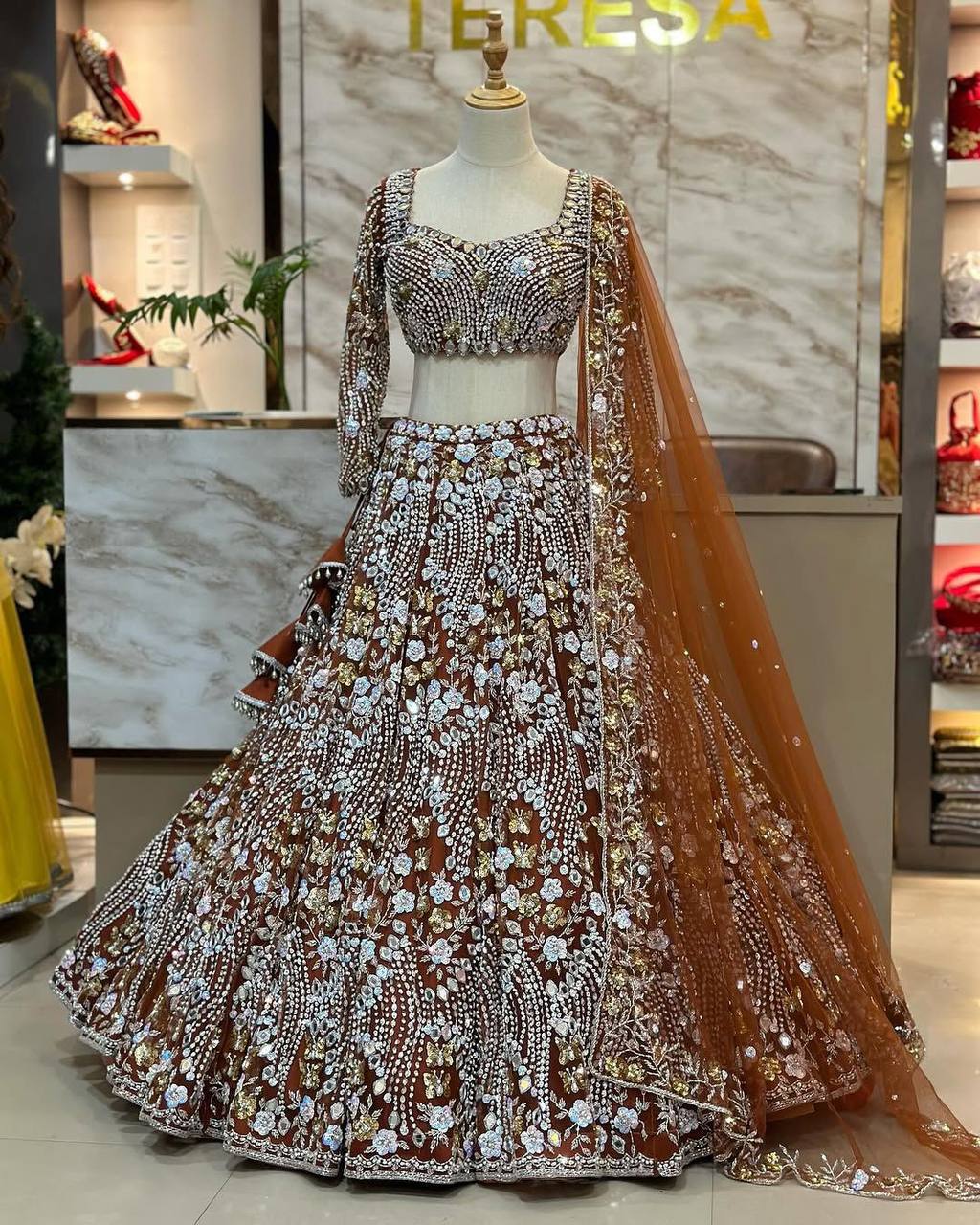 Einführung eines 4 Meter ausgestellten Lehenga mit Paillettenstickerei und Cut-Work