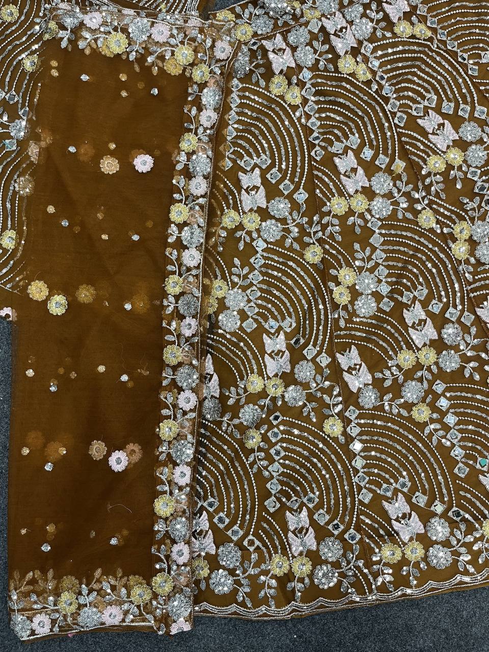 Einführung eines 4 Meter ausgestellten Lehenga mit Paillettenstickerei und Cut-Work