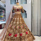 Sehen Sie umwerfend aus in diesem wunderschönen cremefarbenen Lehenga-Set