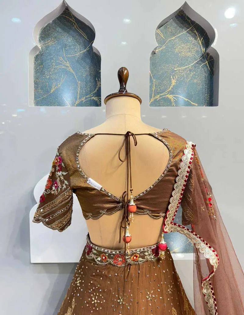 Sehen Sie umwerfend aus in diesem wunderschönen cremefarbenen Lehenga-Set