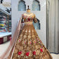Sehen Sie umwerfend aus in diesem wunderschönen cremefarbenen Lehenga-Set